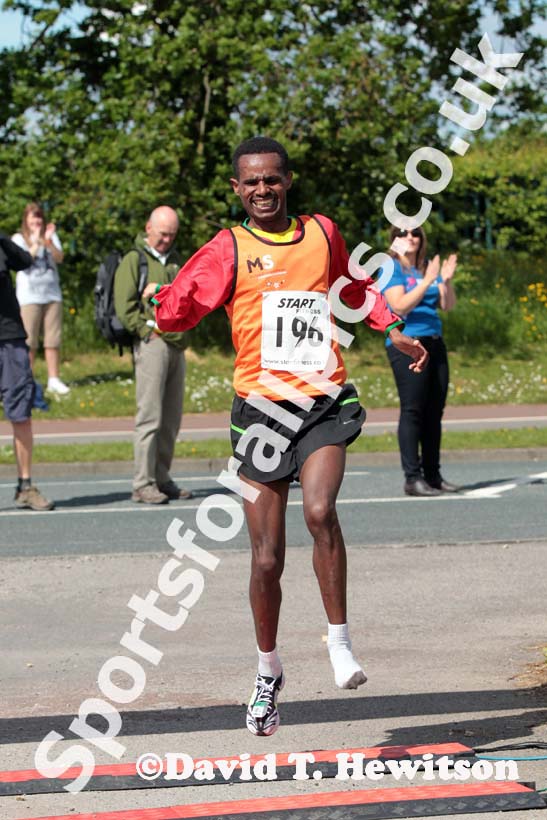 Wondiye Fikre Indelbu wins the Newton Aycliffe 10k Road Race wearing only one shoe.
